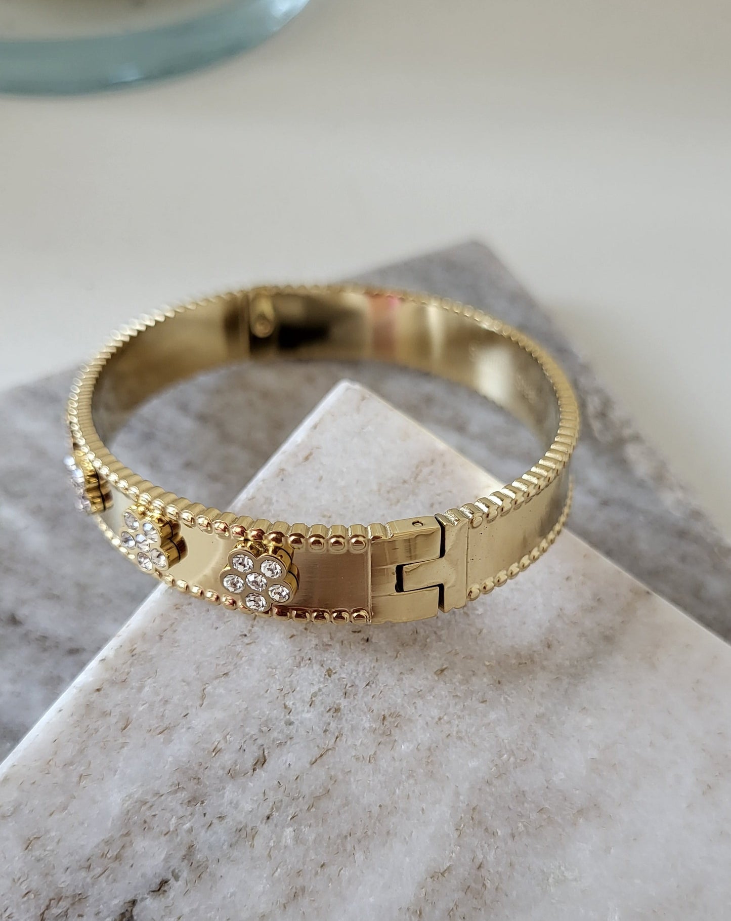 Bracelet flower stone