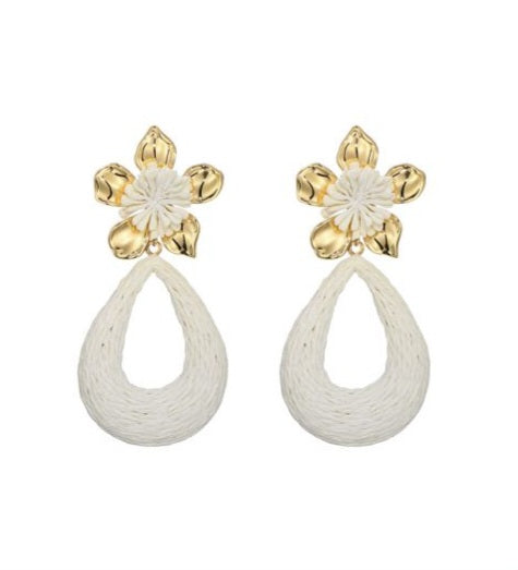 Earring white flower ovaal