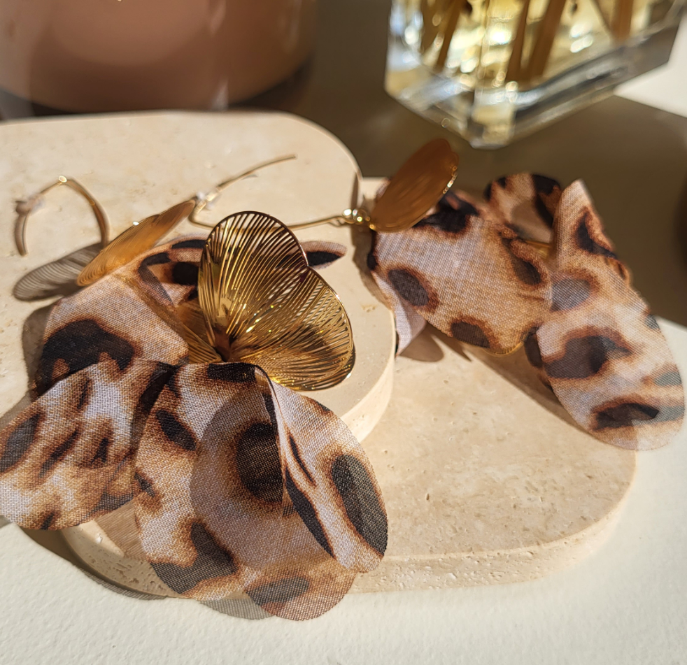 Earrings blushing flower brown